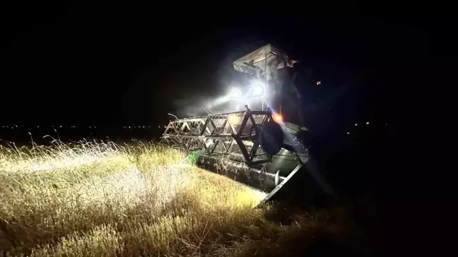 Elazığ'da çiftçiler gece hasat yapmak zorunda kalıyor