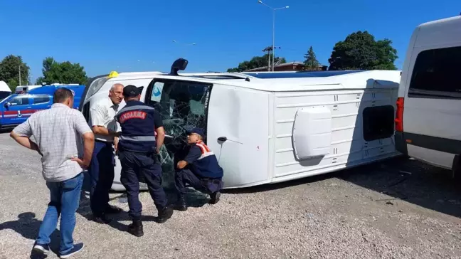 Samsun'da fabrika işçilerini taşıyan servis minibüsü kaza yaptı, 19 kişi yaralandı