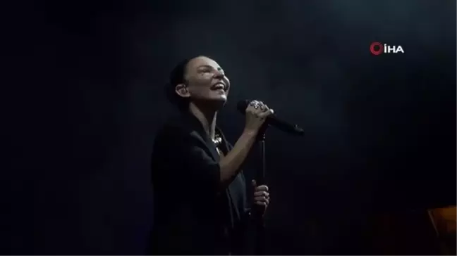 Fatma Turgut, Bayburt Uluslararası Dede Korkut Kültür ve Sanat Şölenleri'nde unutulmaz bir sahne performansı sergiledi