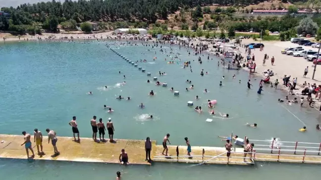 Elazığ'da Hazar Gölü'ndeki plajlara yoğun ilgi