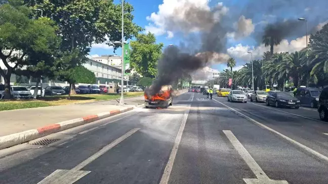 Fatih Vatan Caddesi'nde Hafif Ticari Araç Alev Aldı