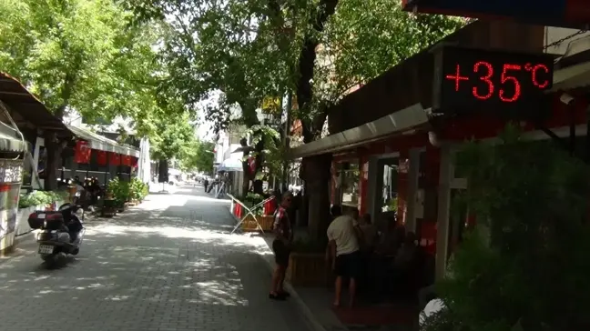 Darıca'da Sıcak Hava Nedeniyle Cadde ve Sokaklar Boş Kaldı