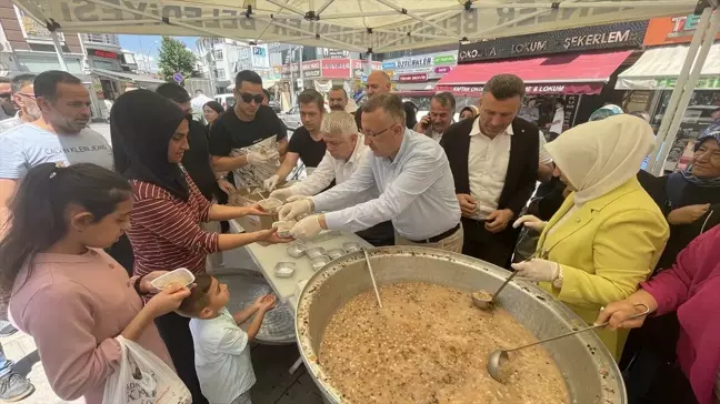 Sakarya'da AK Parti İl Başkanlığından Aşure Dağıtımı