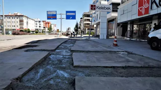 Nevşehir Belediyesi Zübeyde Hanım Caddesi'nde Yağmur Suyu Hattı Güçlendirme Çalışması Yaptı