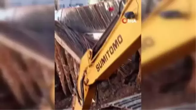 Sarıyer'de bina inşaatı için temel kazısı yapılan alanda yol çöktü