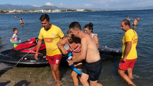 Cankurtaranlar, açığa sürüklenen kadını kurtardı