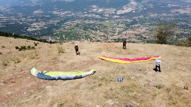 65 Yaşındaki Nedim Küçük, Yamaç Paraşütüyle Gökyüzünde Keyif Yaşıyor