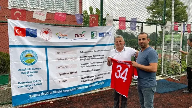 Salıpazarı Yerel Eylem Grubu Derneği Salıpazarı Belediyespor'a ekipman desteği sağladı
