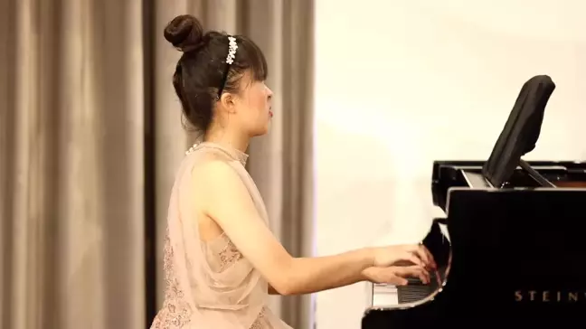 13 yaşındaki görme engelli Çinli piyanistin performansı dinleyenleri hayran bıraktı