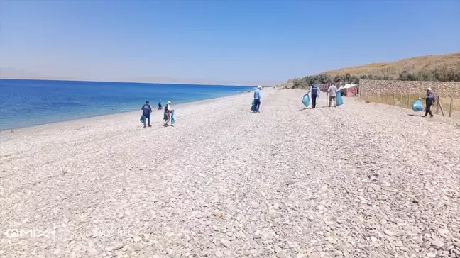 Van Gölü Sahillerinde Temizlik Çalışmaları Devam Ediyor