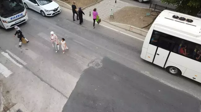 Bilecik'te Kötü Kokular Nedeniyle Rögar Kapaklarına Plastik Aparat Takıldı