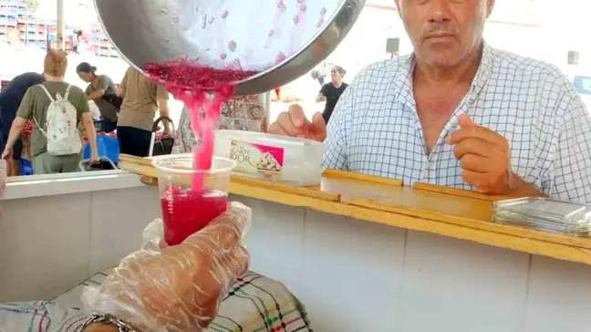 Muğla'da Vatandaşlar Kar Helvasıyla Serinliyor