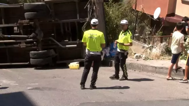 Kartal'da freni boşalan kamyon geri kayarak yan yattı, 2 kişi yaralandı