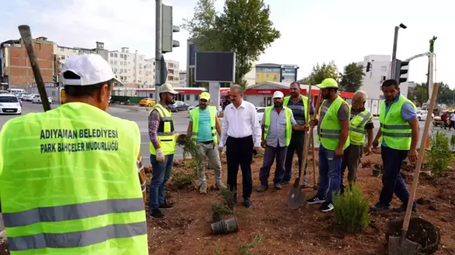 Adıyaman Belediyesi, deprem sonrası refüj ve kavşakları yeniliyor
