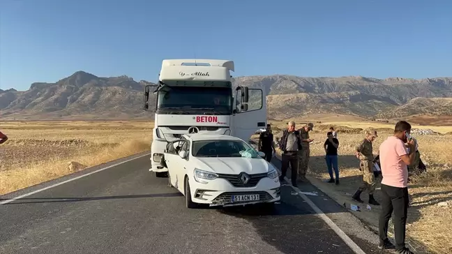 Silopi'de Tırın Otomobile Çarpması Sonucu 1 Kişi Öldü, 2 Kişi Yaralandı