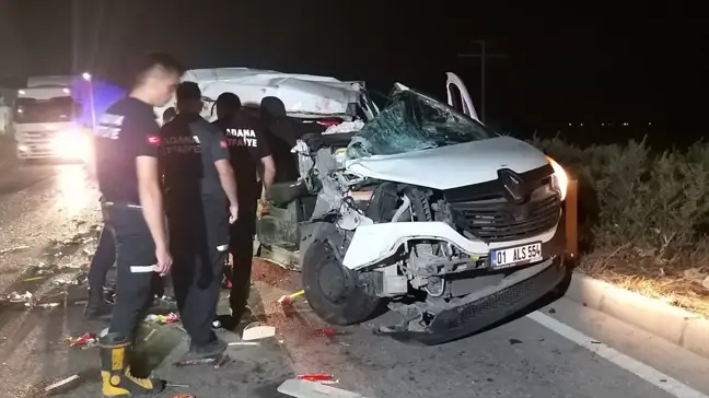 Adana'da Panelvanın Tıra Çarpması Sonucu 2 Kişi Yaralandı
