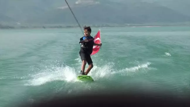 9 Yaşındaki Egemen Sarı, Zafer Bayramı'nı İznik Gölü'nde Wakeboard Yaparak Kutladı