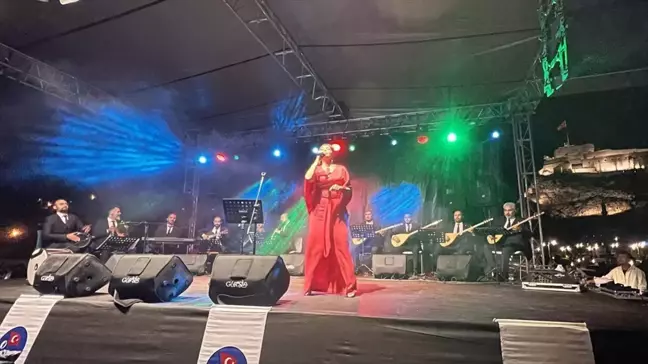 Kars'ta Zafer Bayramı kutlamalarında Sivas Devlet Türk Halk Müziği korosu konser verdi