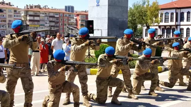 Çankırı'da 30 Ağustos Zafer Bayramı Töreninde Komandoların Tüfekli Gösterileri Büyük Beğeni Topladı