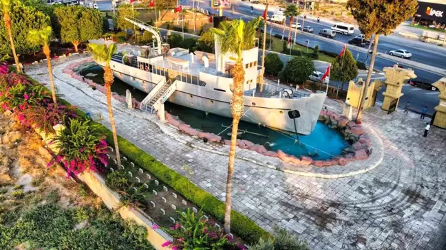 Nusret Mayın Gemisi Tarsus'ta Turistlerin Akınına Uğruyor