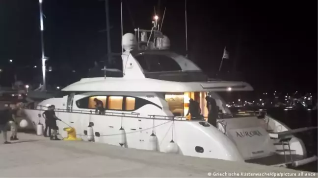 Yunan Sahil Güvenliği, 51 göçmeni lüks bir yatla Türkiye'den Yunanistan'a taşıyan insan kaçakçılarını tutukladı