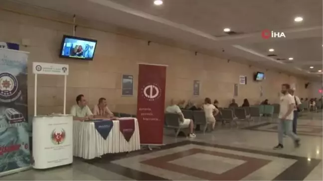 Eskişehir'e yeni ayak basan öğrencileri üniversite yetkilileri karşılıyor