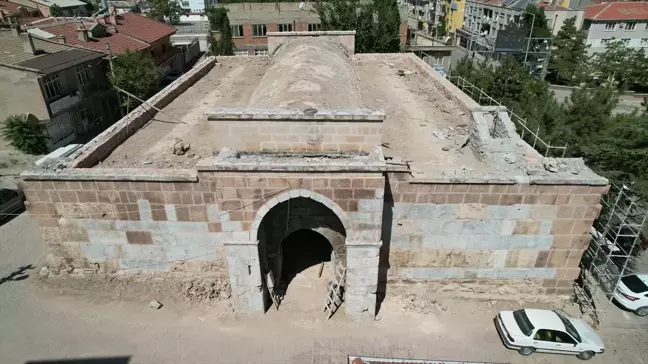Konya Büyükşehir Belediyesi Kadınhanı Raziye Sultan Kervansarayı'nda Restorasyon Çalışmalarına Devam Ediyor
