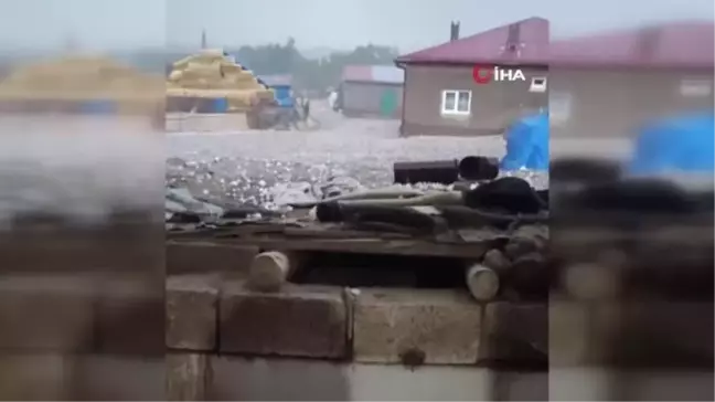 Sivas'ta ceviz büyüklüğünde dolu yağdı, yollar beyaza büründü
