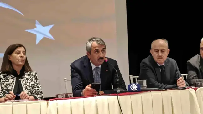 Edirne Valisi Yunus Sezer'e muhtarlar toplantısında şiir jesti