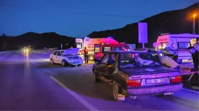 Çorum'da Otomobiller Çarpıştı: 2'si Çocuk 5 Kişi Yaralandı