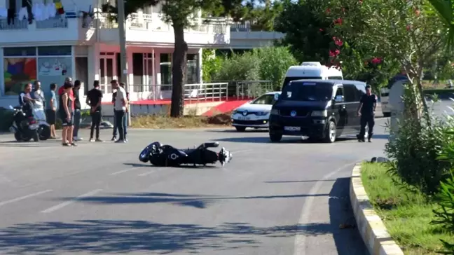 Antalya'da tur aracı ile motosiklet çarpıştı, sürücü yaralandı