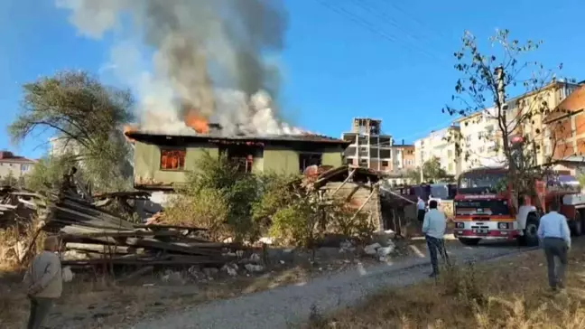 Kastamonu'da çıkan yangında ahşap ev tamamen yanarak kullanılamaz hale geldi