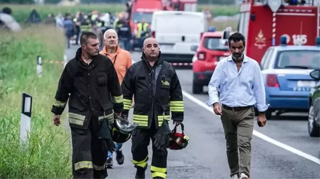 İtalya'da askeri uçak düştü, bir çocuk hayatını kaybetti