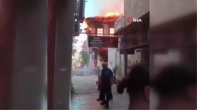 Antalya'da Tarihi Ev Yangını: 2 Bina Küle Döndü, Kedi Sahibi Genç Kadın Yürekleri Ağza Getirdi
