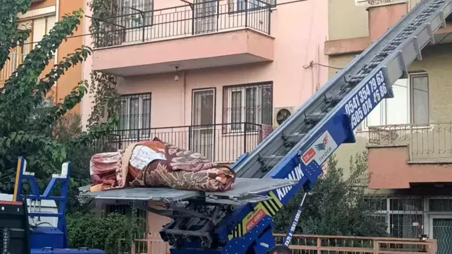 Manisa'da ağır kilolu bir kişi, yük asansörü ile evinden çıkarıldı