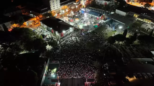 Manisa'da Beşibiryerde Turizm ve Sanat Festivali'nde Mustafa Yıdızdoğan sahne aldı
