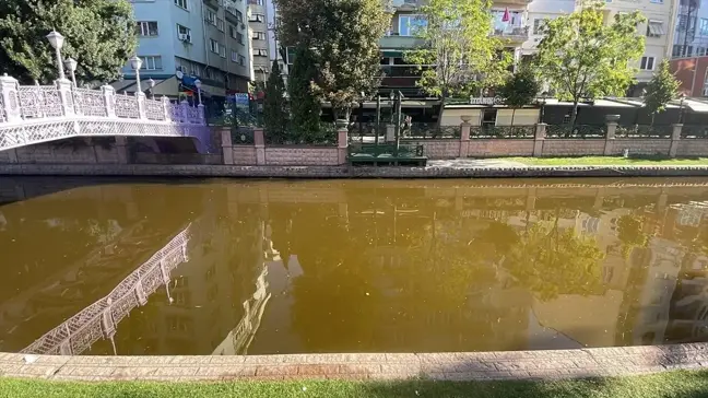 Eskişehir'de Porsuk Çayı'nın rengi değişti