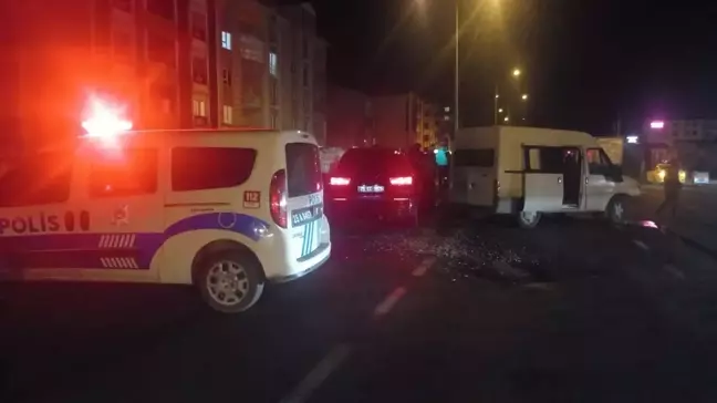 Erzurum'da ticari araç ile minibüs çarpıştı: 4 yaralı