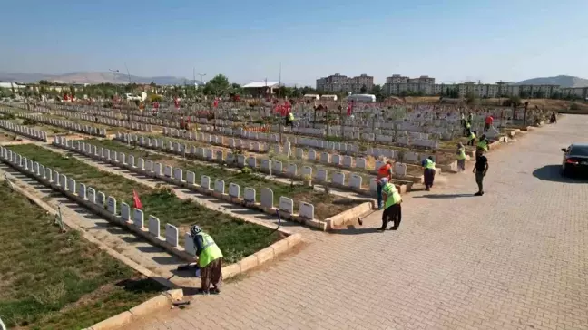 Adıyaman Yeni Mezarlıkta Çevre Düzenlemesi ve Temizlik Çalışmaları