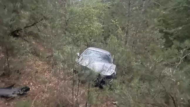 Sakarya'da Otomobil Uçuruma Yuvarlandı: 3 Kişi Yaralandı