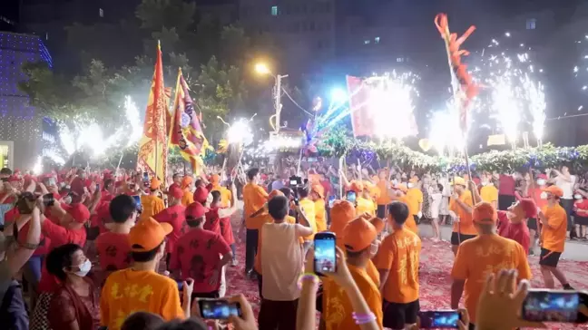Güz Ortası Festivali'nde Ateş Ejderhası Dansı