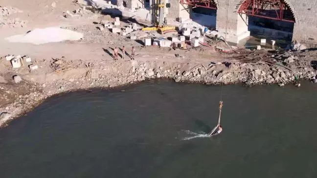 Ankara'da tarihi köprünün restorasyonunda işçilerin eğlenceli anları