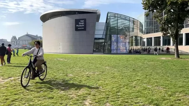 Van Gogh Müzesi'nde 'Sen Nehri Kıyısında Van Gogh' sergisi ön izlemesi düzenlendi