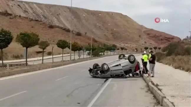 Tokat'ta Araç Kaldırıma Çarptı: 3 Kişi Yaralandı