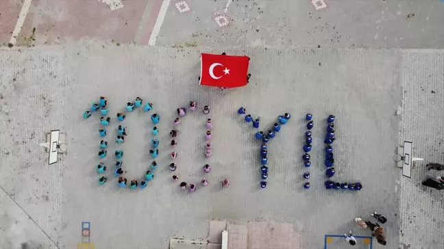 Aksaray'da Cumhuriyetin 100. Yıl kutlamaları kapsamında öğrenciler koreografi yaptı