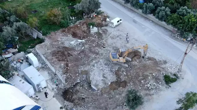 Hatay Valiliği, depremzede ailenin yeni yuvası için molozları kaldırdı