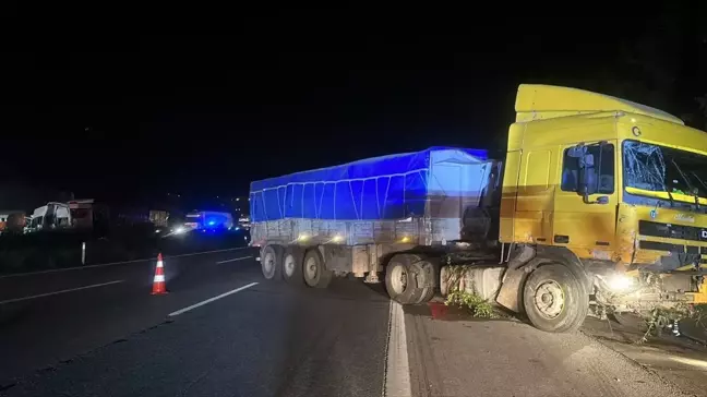 Osmaniye'de tırın yol çalışması nedeniyle bekleyen araçlara çarpması sonucu 5 kişi yaralandı