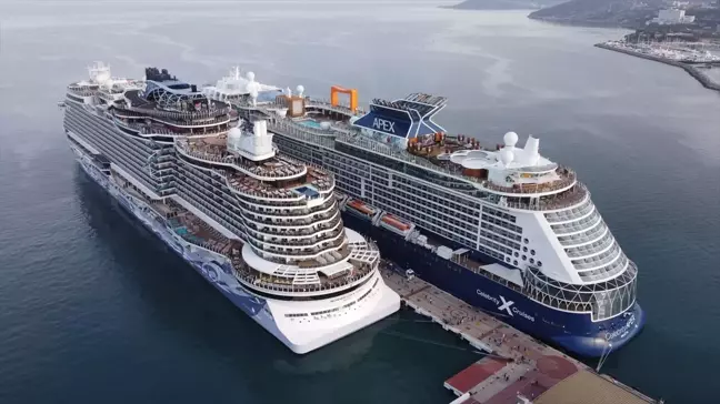 Aydın'ın Kuşadası ilçesine 3 dev gemiyle 6 bin 500 turist geldi