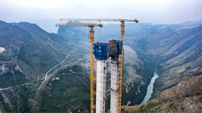 Çin'de Dünyanın En Yüksek Köprüsü İnşaatında Önemli Bir Adım Tamamlandı