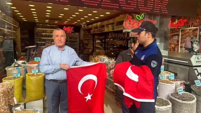 Sungurlu Belediyesi Cumhuriyet Bayramı öncesi Türk Bayrağı dağıttı